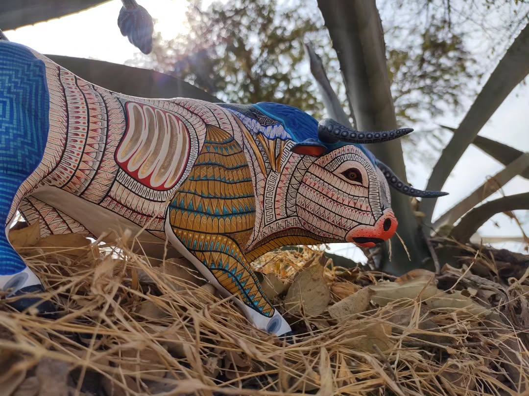 Toro de lidia tallado y pintado a mano