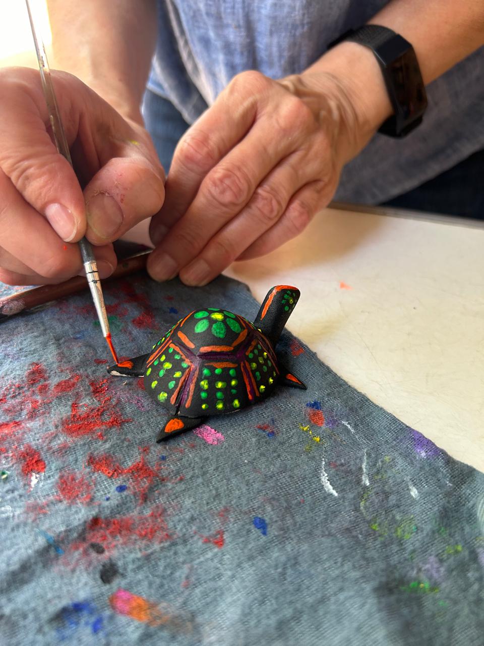 Alebrijes terminados por visitantes